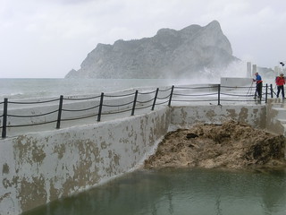 Wellen sturmgepeitscht um Fels von Alicante schickst mir Wellen Wirbelbrausen Sturmgepeitscht mit schaumgekrntem Haupt die ohnmchtig bumend, ihr schaumlockig zerschellen an Spaniens Kste 4234