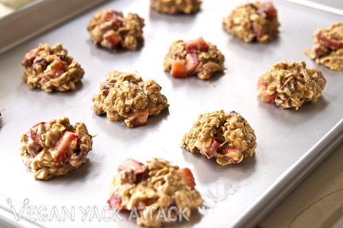 Delicious strawberry banana nut oatmeal cookies that you can eat at any time of the day, without guilt! It's your new, favorite breakfast snack.