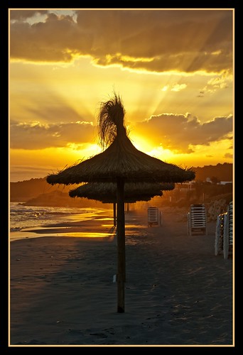 sunset luz sol beach atardecer playa sombrilla menorca dorado isalas