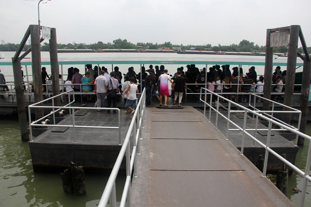 Ferry to Talad Nam Bang Nam Pheung