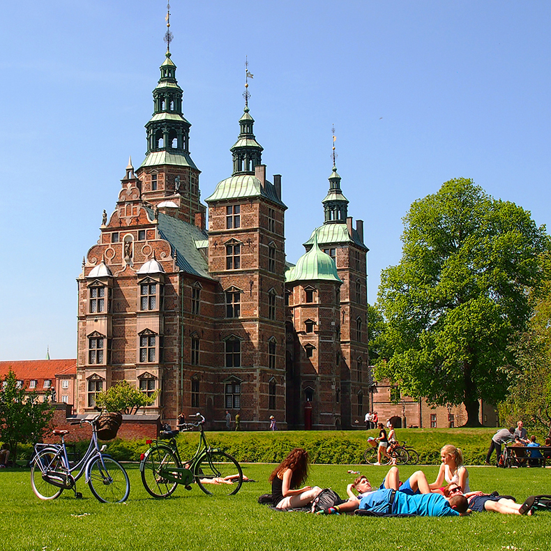 rosenborg castle is a great place to have a picnic for free
