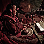 Monk chanting and praying in Samye Monastery, Tibet, January 2011 (Photo: Erik Törner, IMs bildarkiv)