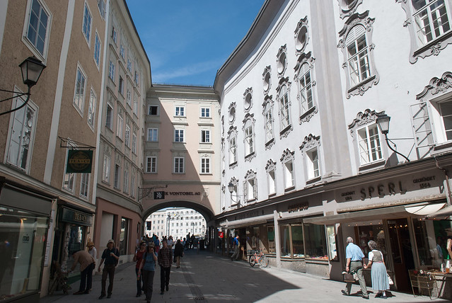 這種高聳建築包圍而成的小路或廣場似乎是 Salzburg 特有的？