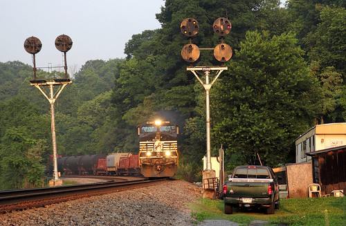 railroad train signals fordtruck norfolksouthern canon60d gec409w ianhapsias norfolkandwesterncpls coloredpositioninglights norfolksouthernchristianburgdistrict adawestvirginia