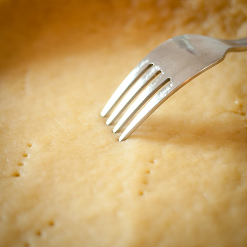 Étalez la pâte et faites des petits trous