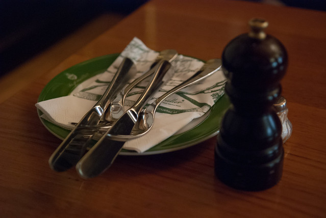 綠色的餐盤跟整個店的風格一致