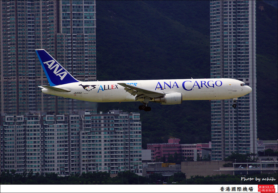 All Nippon Airways - ANA / JA8362 / Hong Kong International Airport