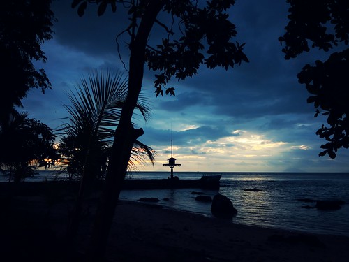 anyar java indonesia beach pantai ocean sea palm tree blue bluesky cloud sunset dusk krakatau krakatoa volcano sunda straight island