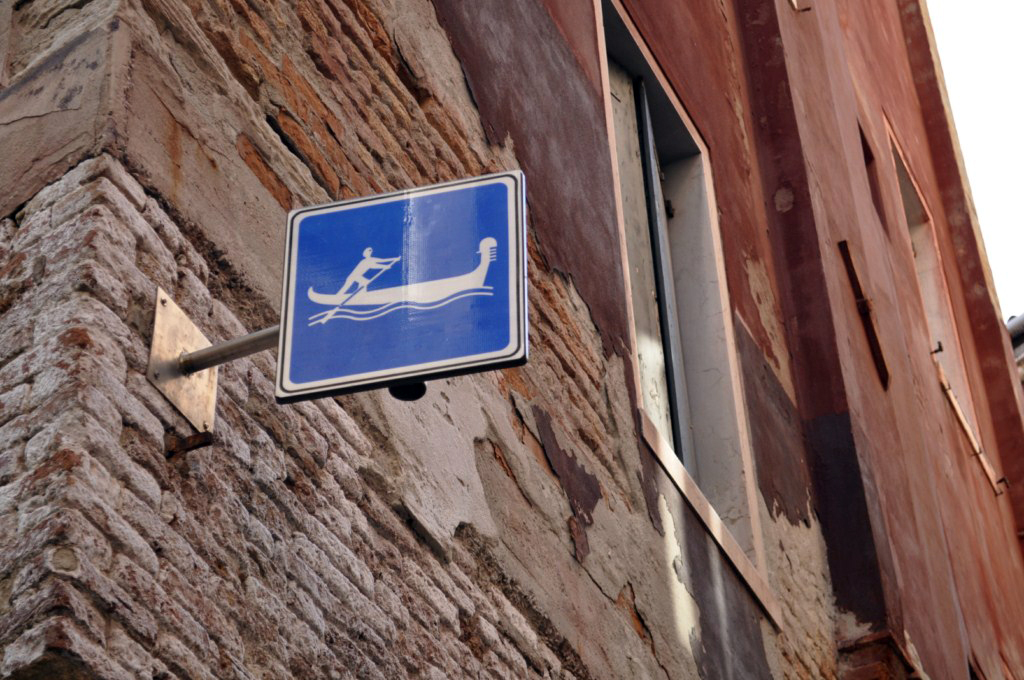 Venecia: Hay callejuelas a las que sólo se puede acceder con Góndola, ... no por su interés, sino que se han creado recorridos ya dispuestos sin ciertamente nada interesante donde se amontonan las Góndolas y donde se forman monumentales atascos.