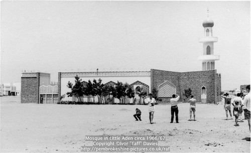 monochrome blackwhite middleeast mosque 1966 1967 yemen 1960s 1965 aden scannedprint gulfofaden arabianpeninsula southyemen littleaden