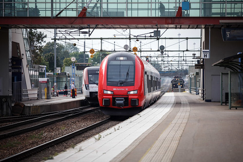 hallsberg trainspotting tåg 2016 september höst mtr exress konkurrens röd rött snabbtåg passerar spår 3