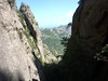 Remontée du haut-Velacu : depuis le sommet du bloc coincé, la faille à G et le ravin vers la crête Calanca Murata - Paliri