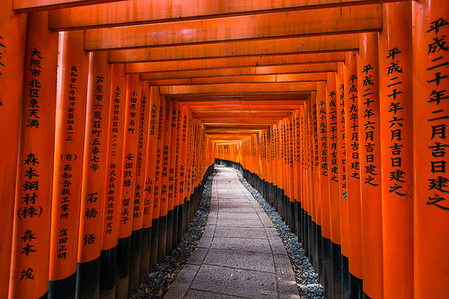 red mountain japan canon kyoto shrine inari gates tunnel fox torii fushimi 伏見稲荷大社 1635mm senbon 千本鳥居 5d3