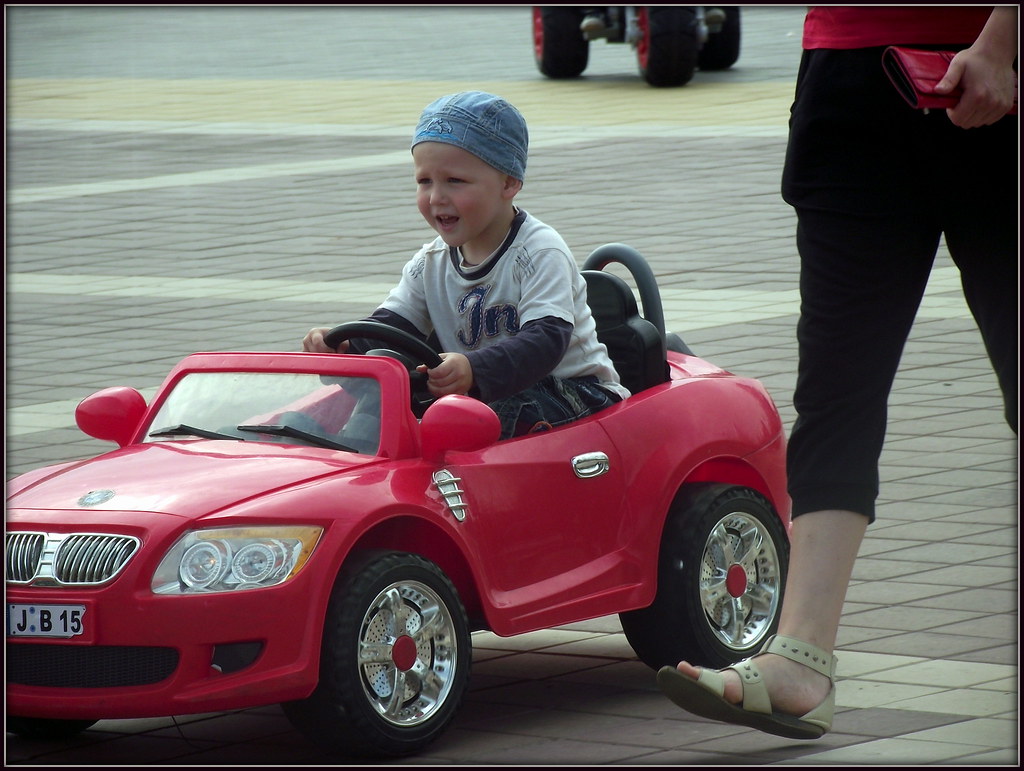 Мальчика папиной машине. Машины для мальчиков. Машинки для малышей. Машина для детей. Машина для взрослых детей.