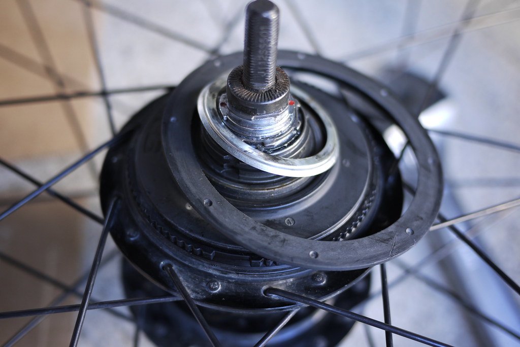 Dust cover removal on a Shimano Alfine 8 Speed Internal Gear Hub (IGH)
