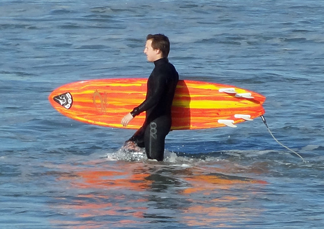 surfer-orange-board