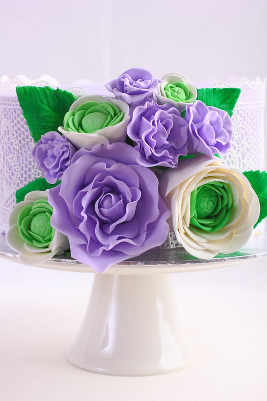 Свадебный торт "Сиреневый с кружевом, розами и ранункулюсами"
