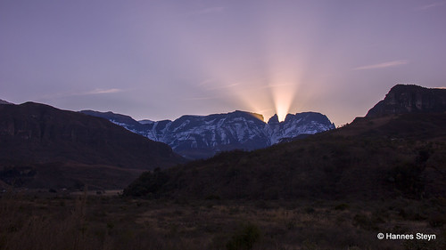africa sunset red sky sun snow mountains nature canon southafrica landscapes scenery dusk kwazulunatal drakensberg kzn 550d hannessteyn canonefs18200mmf3556is canon550d eosrebelt2i