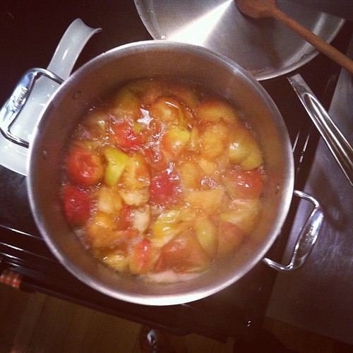 Making apple butter w some tricks up its sleeve. Hoping to bring some to @goodappetite tomorrow.