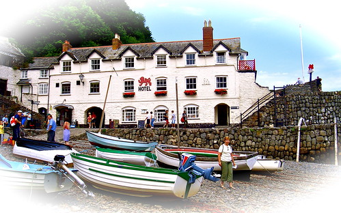 tourism beach boats hotel fishing colorful harbour shingle tourists devon attractive historical colourful clovelly touristattraction fishingvillage redlion mickyflick