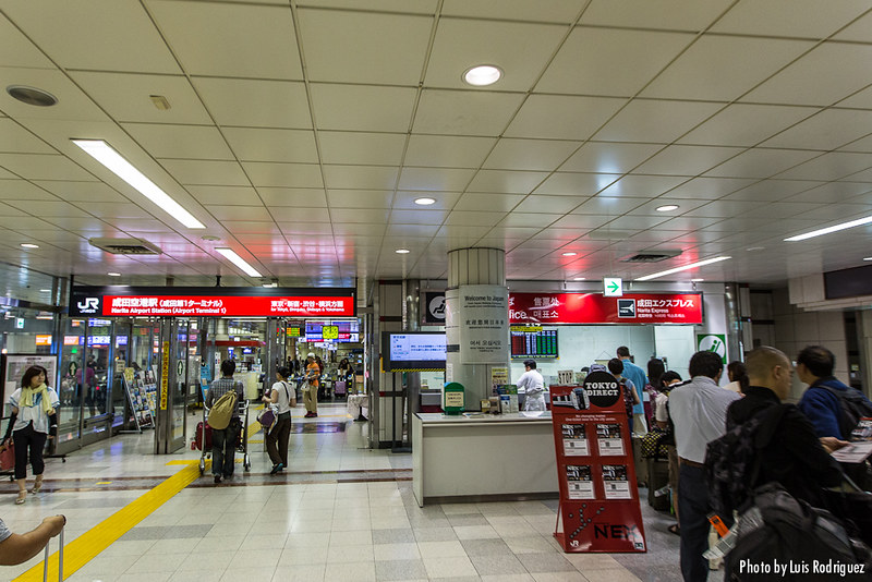 Andenes en el aeropuerto de Narita para ir al Narita Express
