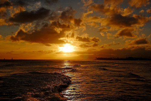 ocean sunset sky clouds hawaii nikon surf waikiki oahu horizon magicisland pacificocean alamoana alamoanapark yabbadabbadoo d40 nikond40 ainamoana