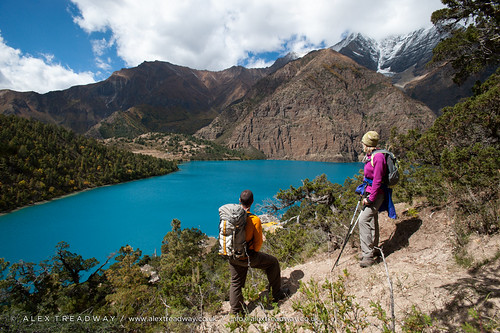 nepal people lake nationalpark asia looking view turquoise trekkers np himalayas dolpo dolpa mountainousarea himalayanregion trekkingarea sheyphoksundonationalpark