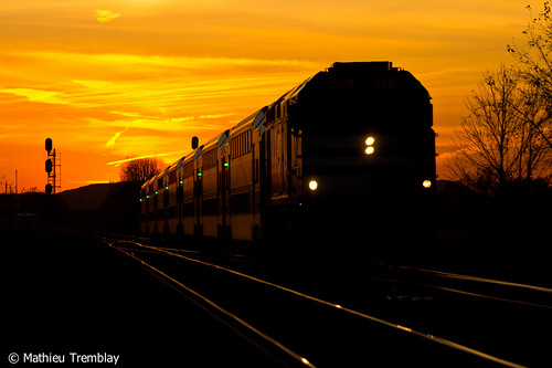 railroad sunset sky orange public cn train soleil transport coucher railway canadian ciel national transit commuter chemin fer canadien banlieue subdivision sainthyacinthe commun
