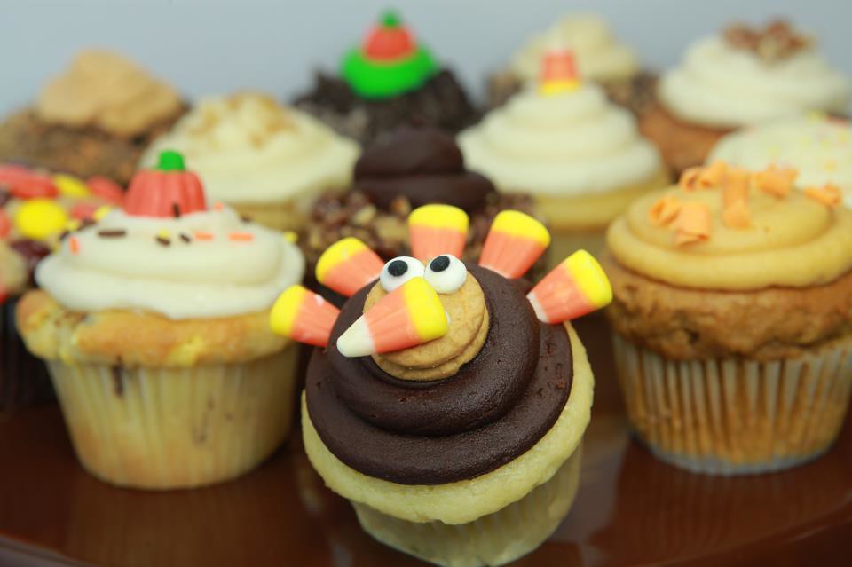 Thaksgiving turkey cupcake with candy corn and cookie