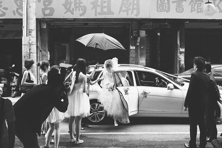 婚禮攝影-撐傘