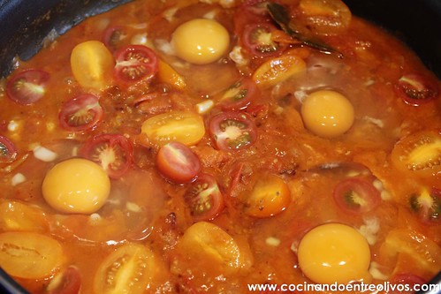 Compota de tomates con huevos escalfados (11)