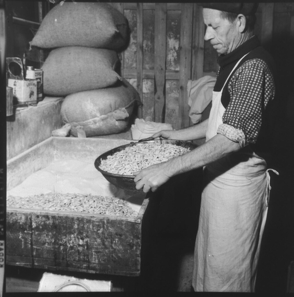 Fabricación artesanal de mazapán en Toledo en los años 50 en la fábrica de José Barroso. Fotografía de Cristóbal Portillo © Archivo Regional de la Comunidad de Madrid, fondo fotográfico