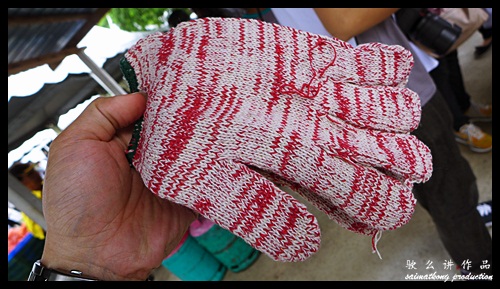 Each of us given a pair of hand glove : Sentuhan Kasih Deepavali with Petronas @ Kampung Wellington