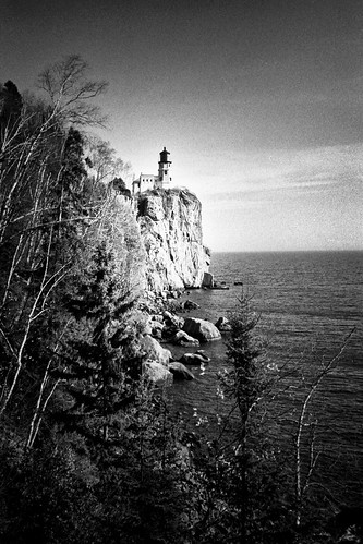 blackandwhite lighthouse film 35mm ilfordhp5 northshore fullframe olympusxa2 cheap lakesuperior splitrocklighthouse
