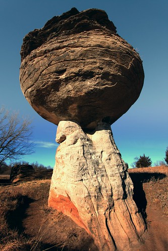 mushroom rock graffiti sandstone ks carving boulder limestone kansas dakota juniper carneiro pedestal mushroomrock concretion smokyhills mushroomrockstatepark