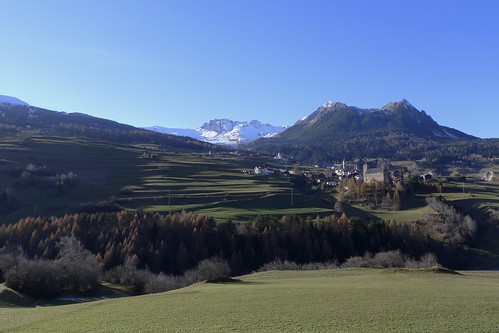 leica verde day clear cielo neve 24 23 24mm svizzera azzurro castello montagna paesaggio riom pomeriggio iso80 24x36 cunter cantongrigioni conters dlux4 valsursette