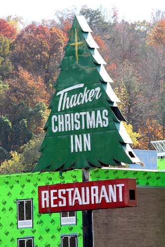christmas sign restaurant neon tn tennessee christmastree i75 thacker interstate75 campbellcounty us25 caryville us25w bmok christmasinn bmokneon bmokmotel