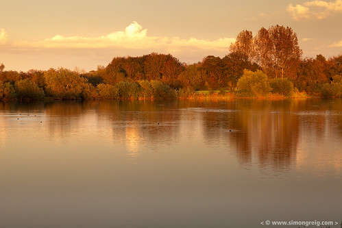 uk autumn sunset england sky cloud lake reflection fall nature water field grass landscape evening countryside europe view outdoor dusk seasonal scenic nobody cotswolds cotswoldwaterpark