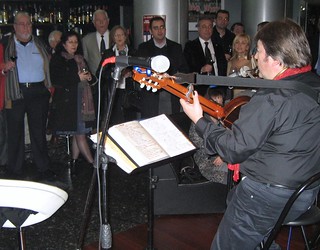 El cantautor Iñaki Basabe animó musicalmente la ceremonia de homenaje, junto con el txistulari Mikel Bilbao.