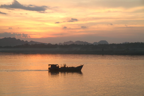 travel sunset river boat burma myanmar hpaan shweyinhmyawpagoda
