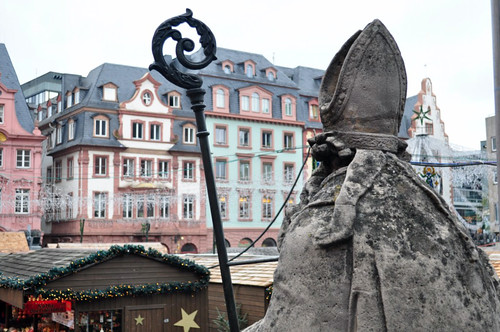 Es San Martín, desde su Catedral quién contempla año tras año, el espectáculo de la Navidad que se vive en la plaza del Mercado de Mainz.
