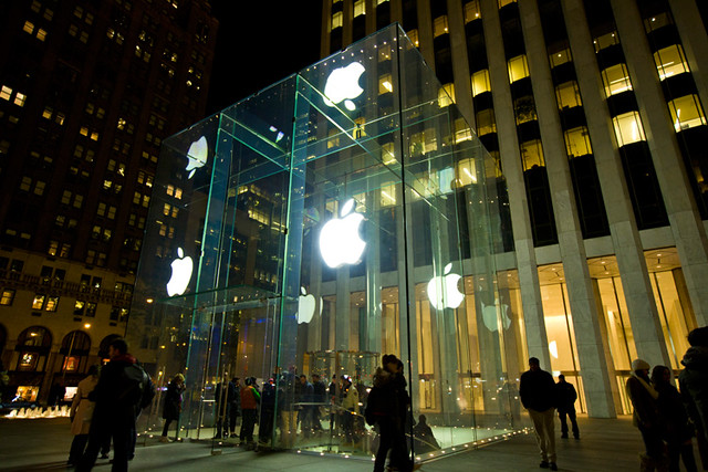 Appleがマンハッタン、アヴェニューに設置したAppleのガラスキューブの特許を取得