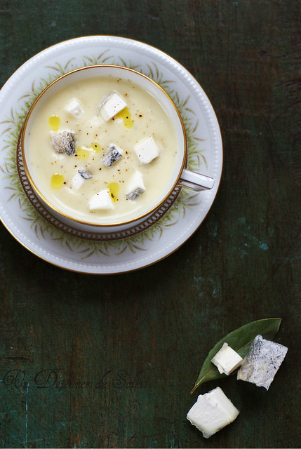 Parsnip, Jerusalem artichoke and apple soup with goat cheese