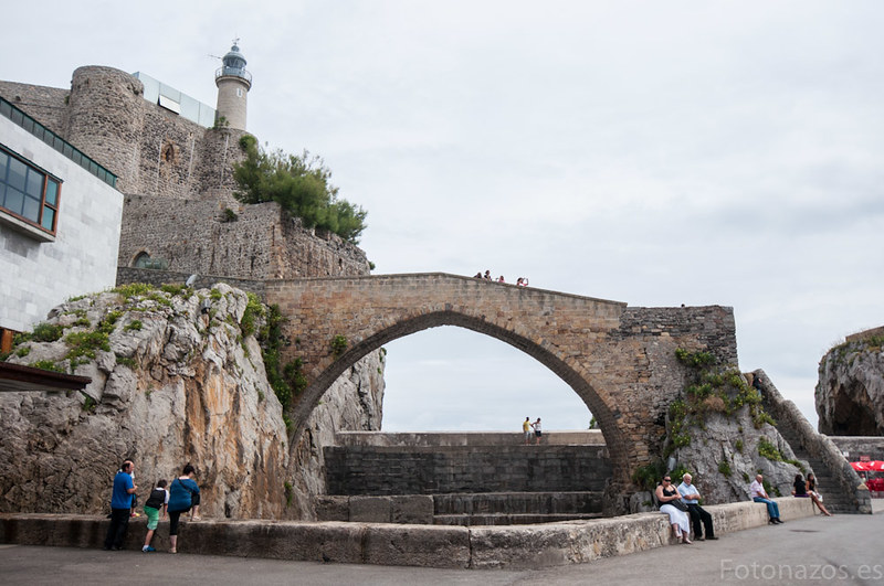 El puente medieval y la ermita de Santa Ana de Castro Urdiales