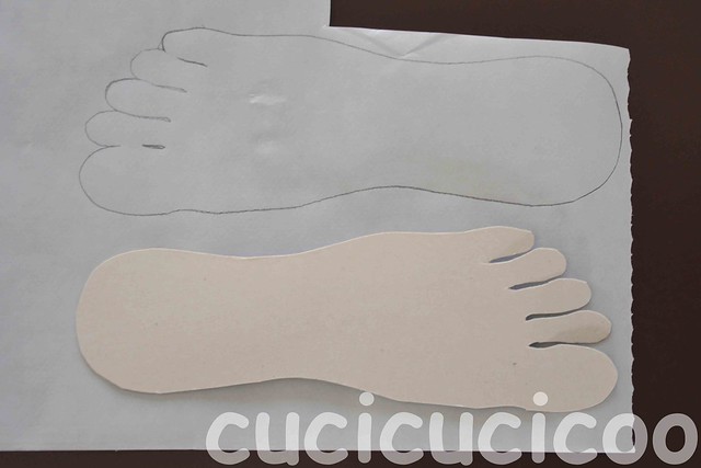 tracing feet pattern for swimming pool bath mats onto heat-n-bond lite