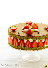 Layer cake
with strawberries, ricotta and pistachios