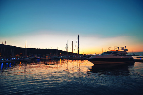 blue sunset sea orange sun marina nikon yacht bluesky liman sirene günbatımı tekne d90 izmirturkey çeşme sungoesdown tokina1116