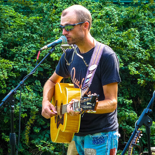 andyjuhl guitar acousticguitar music live outdoor color boyerrivergardensandgifts tomatotasting