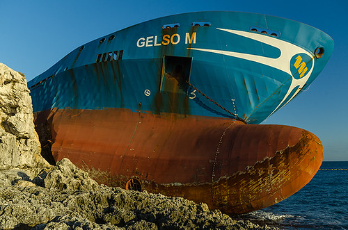 italy cliff sunrise coast nikon italia ship alba sigma syracuse sicily 1020mm sicilia tanker siracusa scogliera sigma1020mm d7000 nikond7000 ciccioetneo flickrandroidapp:filter=none gelsom