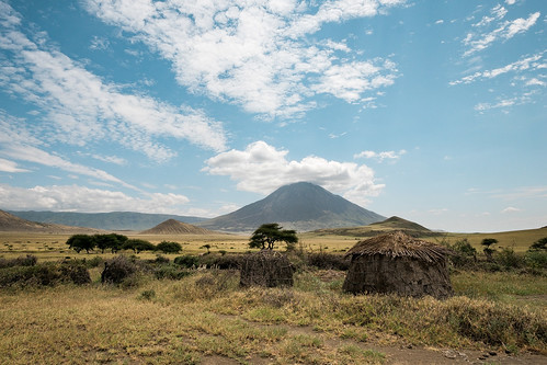 nachmittag vulkan arusha baum lakenatron himmel engaresero tansania krater dorf grashalm wolkenhimmel wiese tza